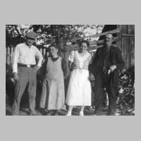 086-0127 Im Sommer 1935 - von links Kurt Templin, Klara Templin geb. Neske, Frieda Zimmermann, geb. Templin und Karl Templin.JPG